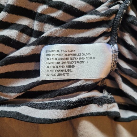 Medium Liz Lange Maternity Striped V-Neck Side-Ruche Tee - Picture 7 of 7